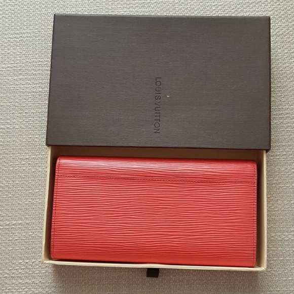 Authentic Louis Vuitton Sarah Wallet in Epi Leather Colour: Poppy Petal - Picture 2 of 10